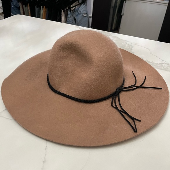 Tan floppy hat - Picture 2 of 3